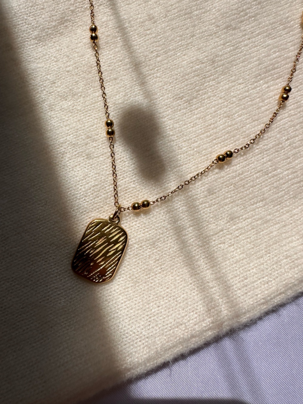 vintage vibe floral cameo pendant necklace - Picture 4 of 5